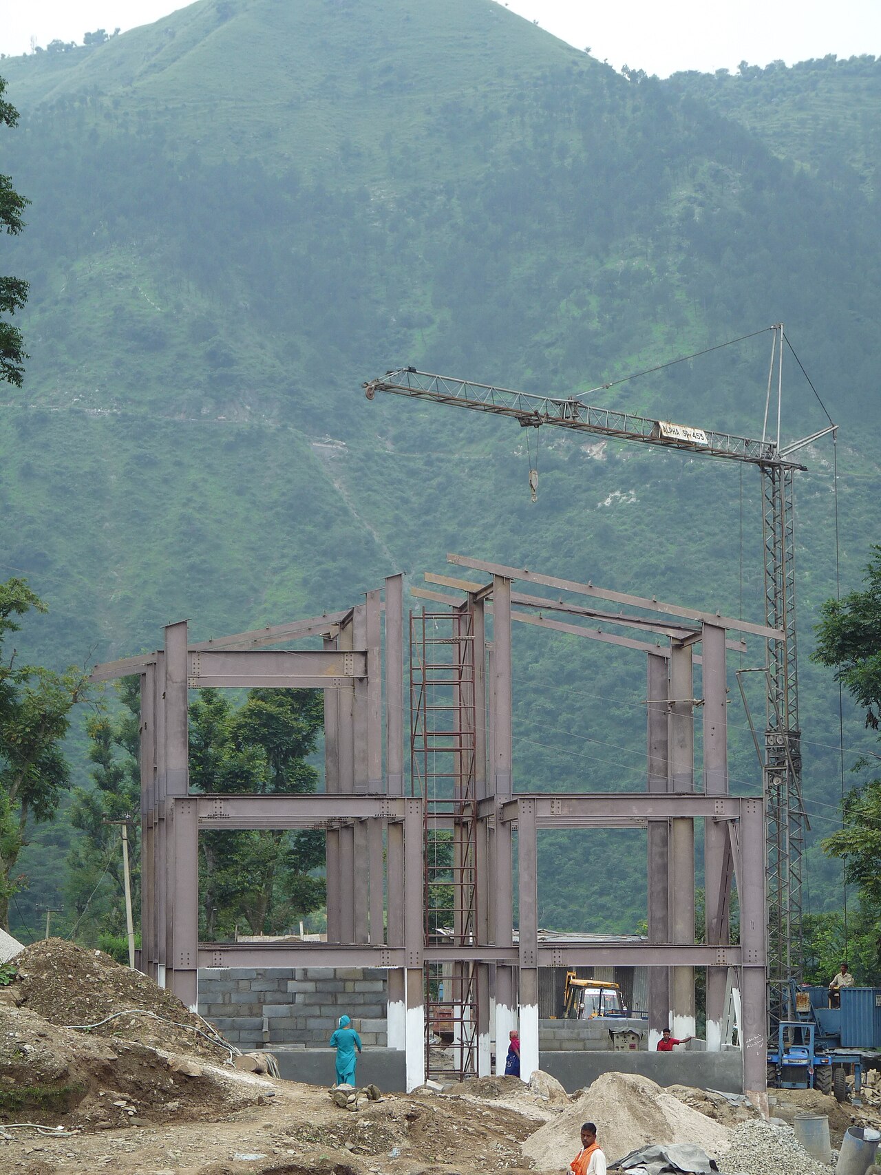 Bolted steel structure building frame for a seismic site in Chile