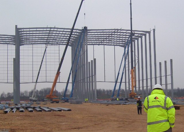 High-bay steel workshop frame erection with mobile cranes in Vietnam